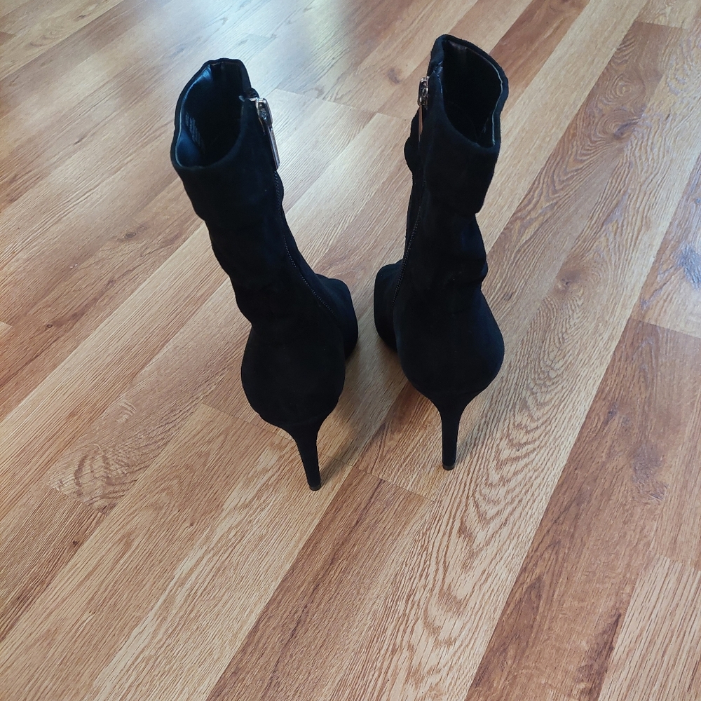 Vince Camuto Catilla Black Suede Peep Toe Booties Size 6.5 - Picture 2 of 6